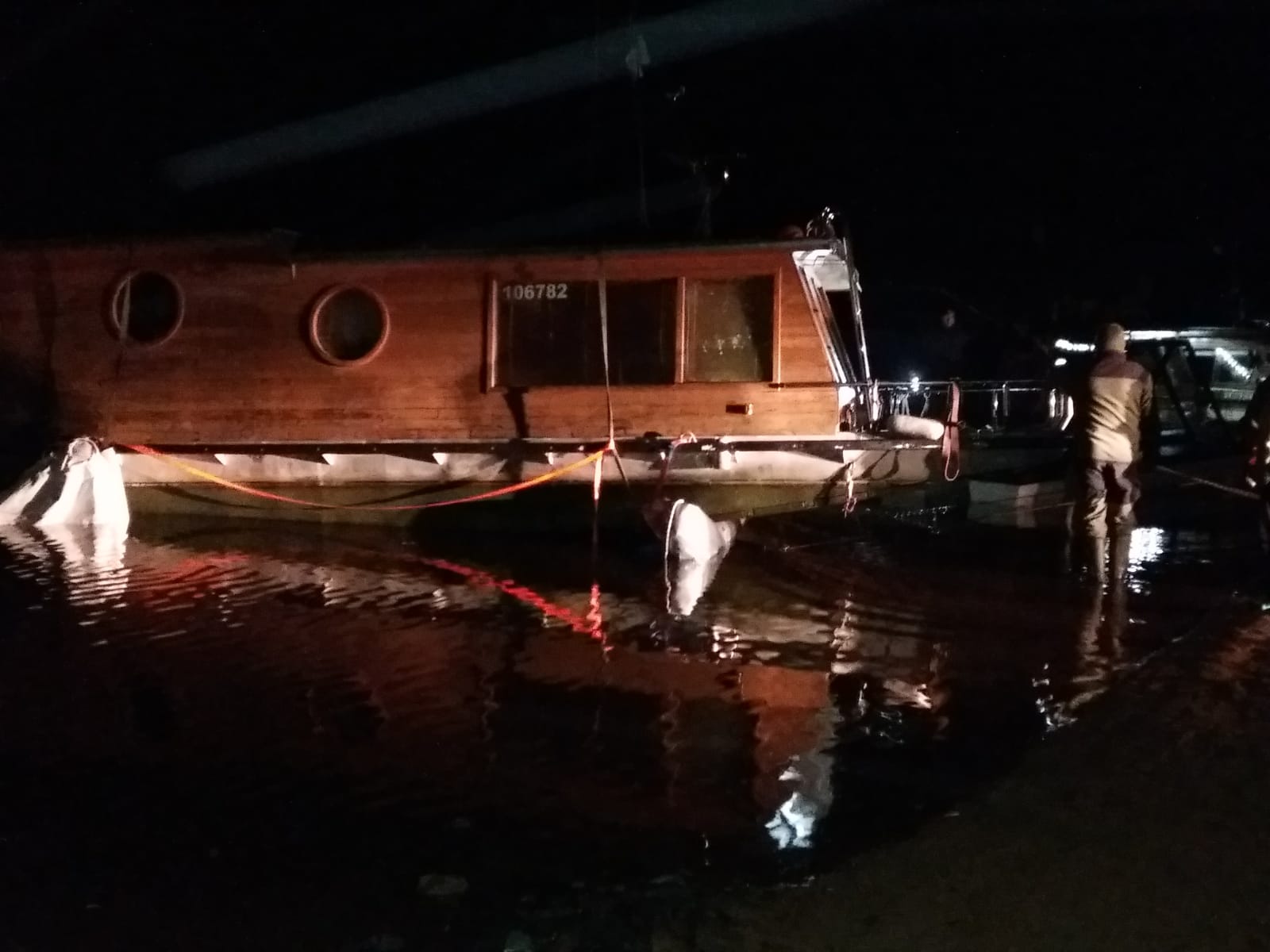 Vyzvednutí potopeného houseboatu, Radava - 5. a 6. 1. 2019 (9).jpg
