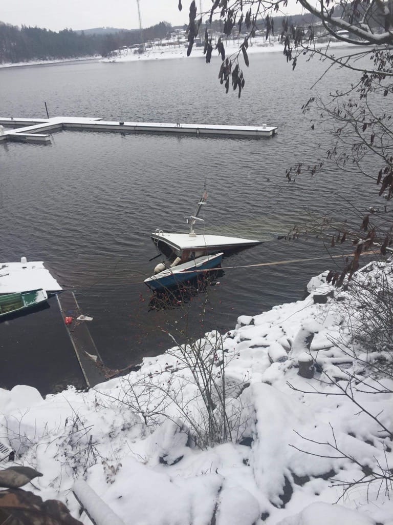 Vyzvednutí potopeného houseboatu, Radava - 5. a 6. 1. 2019 (11).jpg