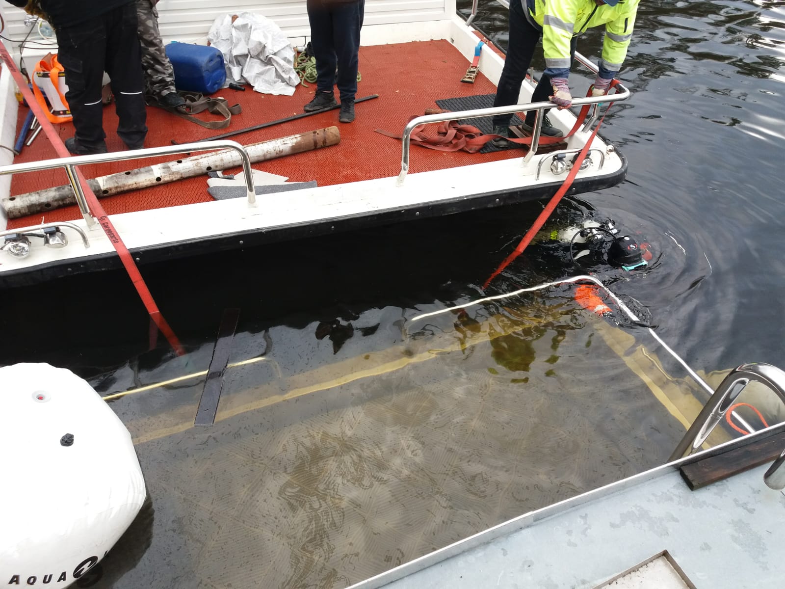 Vyzvednutí potopeného houseboatu, Radava - 5. a 6. 1. 2019 (14).jpg