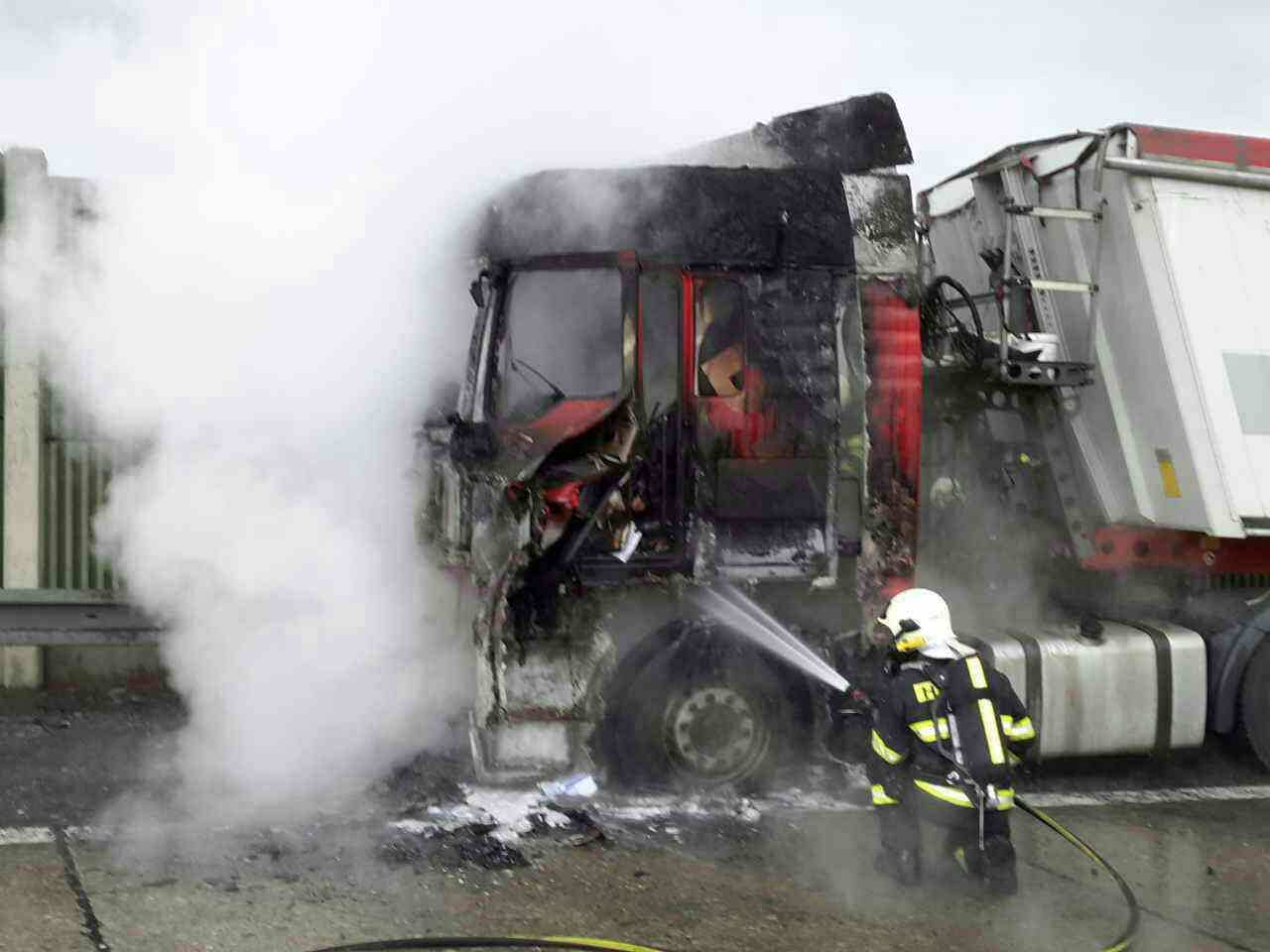 Požár nákladního vozidla na D1