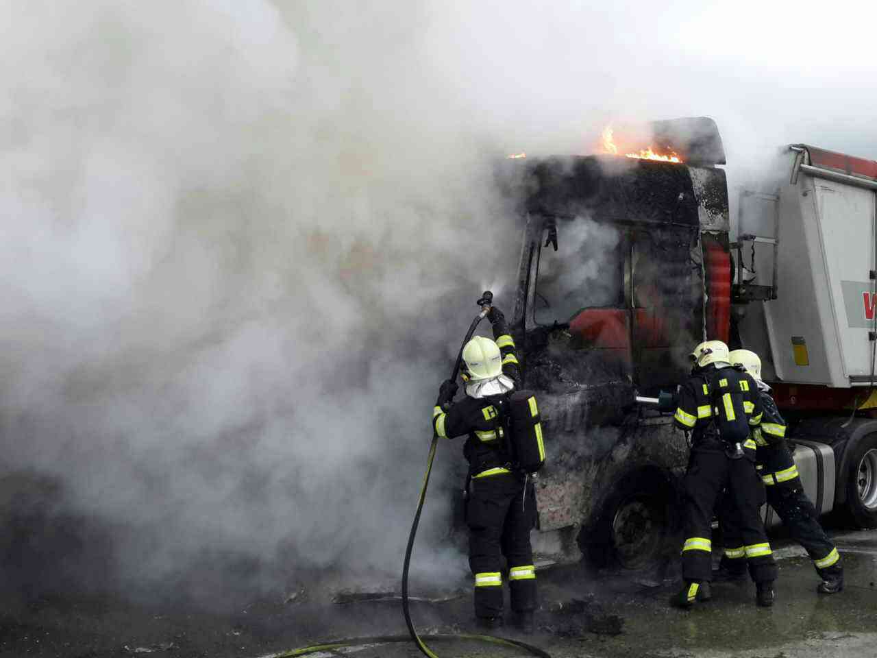 Požár nákladního vozidla na D1