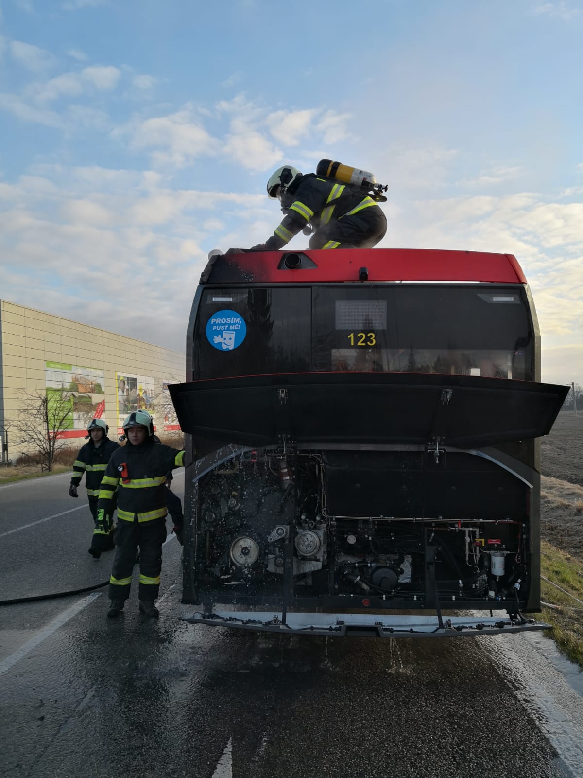 Požár autobusu, Litvínovice - 20. 3. 2019 (3).jpg
