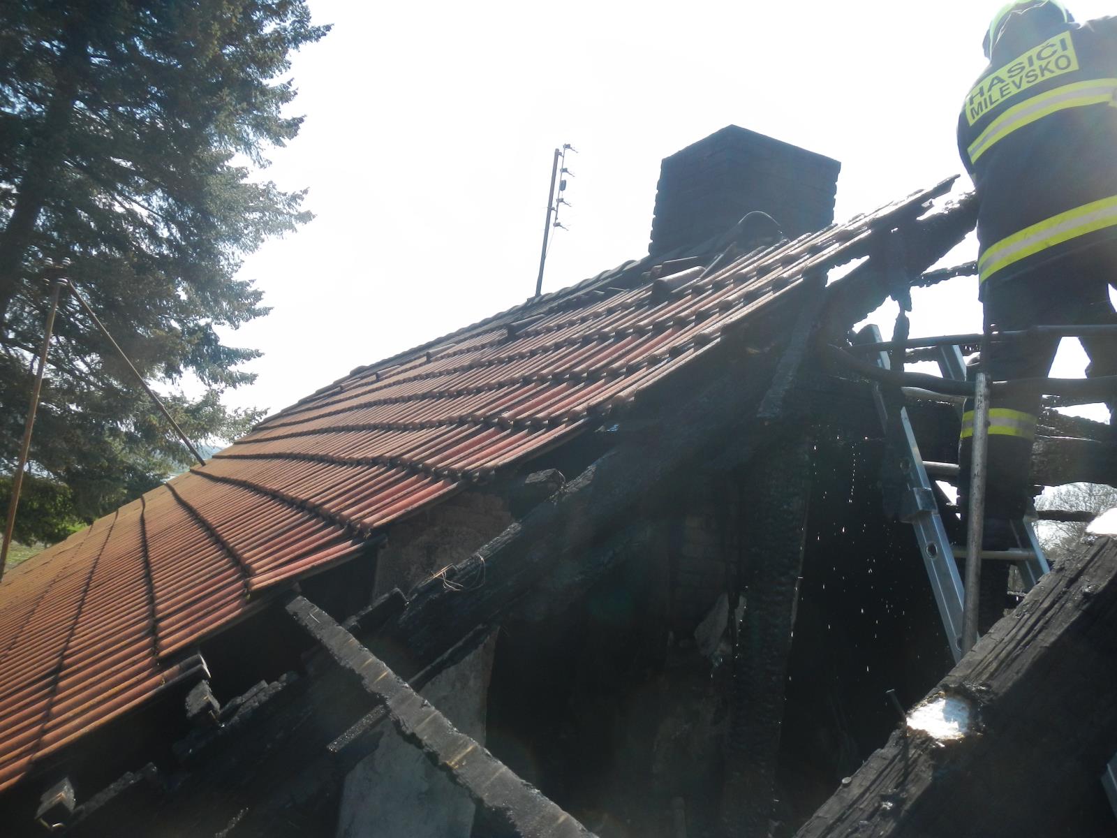 Požár střechy, Kostelec nad Vltavou - 18. 4. 2019 (3).JPG
