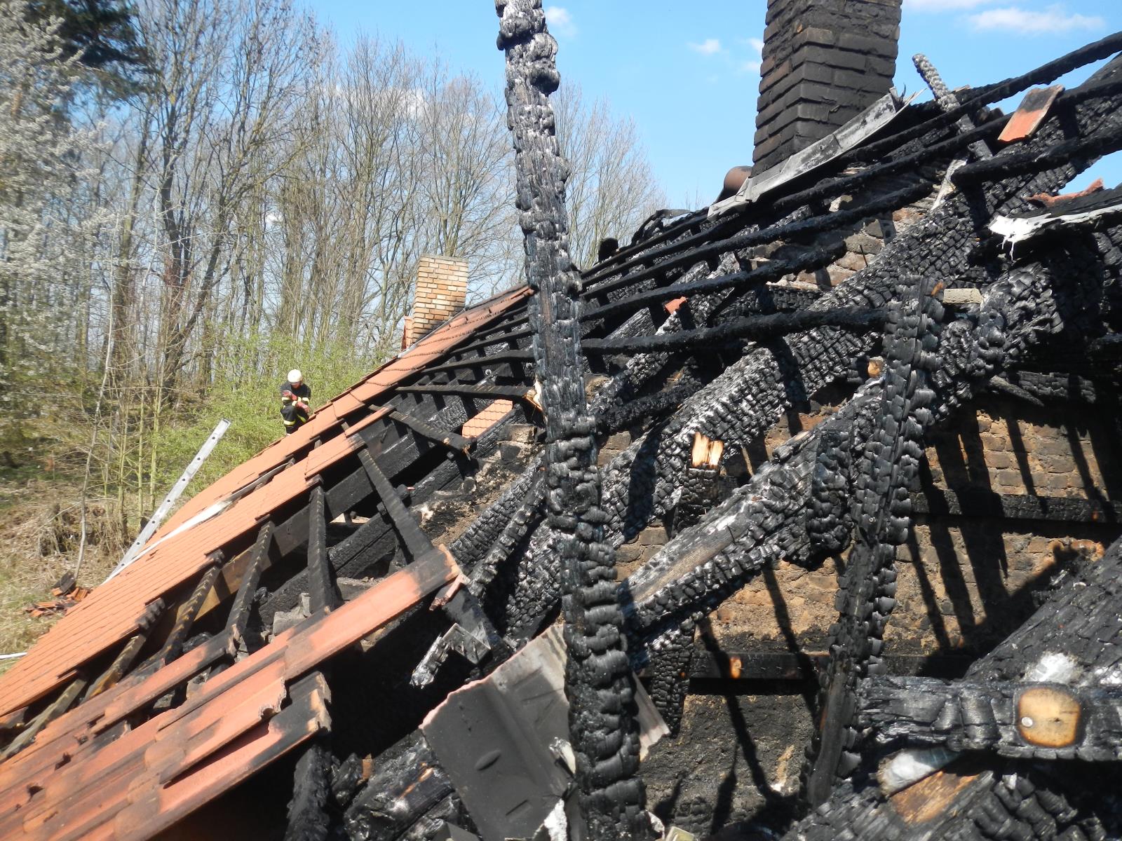 Požár střechy, Kostelec nad Vltavou - 18. 4. 2019 (7).JPG