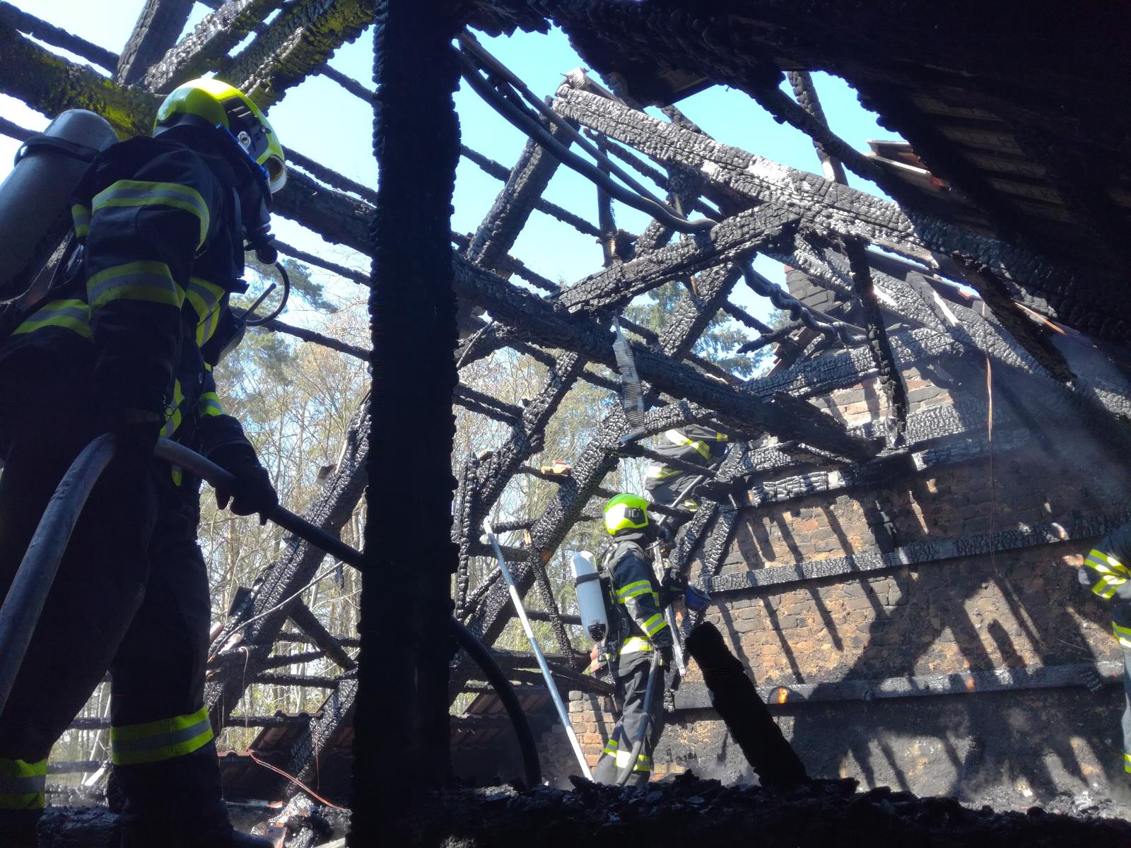 Požár střechy, Kostelec nad Vltavou - 18. 4. 2019 (8).jpg