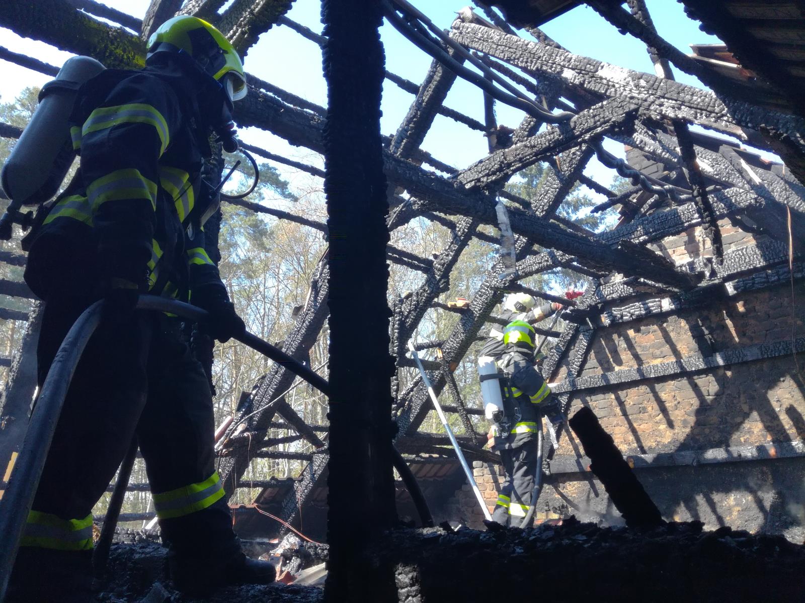 Požár střechy, Kostelec nad Vltavou - 18. 4. 2019 (9).jpg