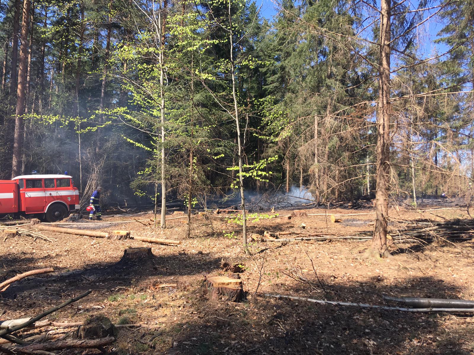 Požár lesa, Smědeč - 21. 4. 2019 (6).jpg