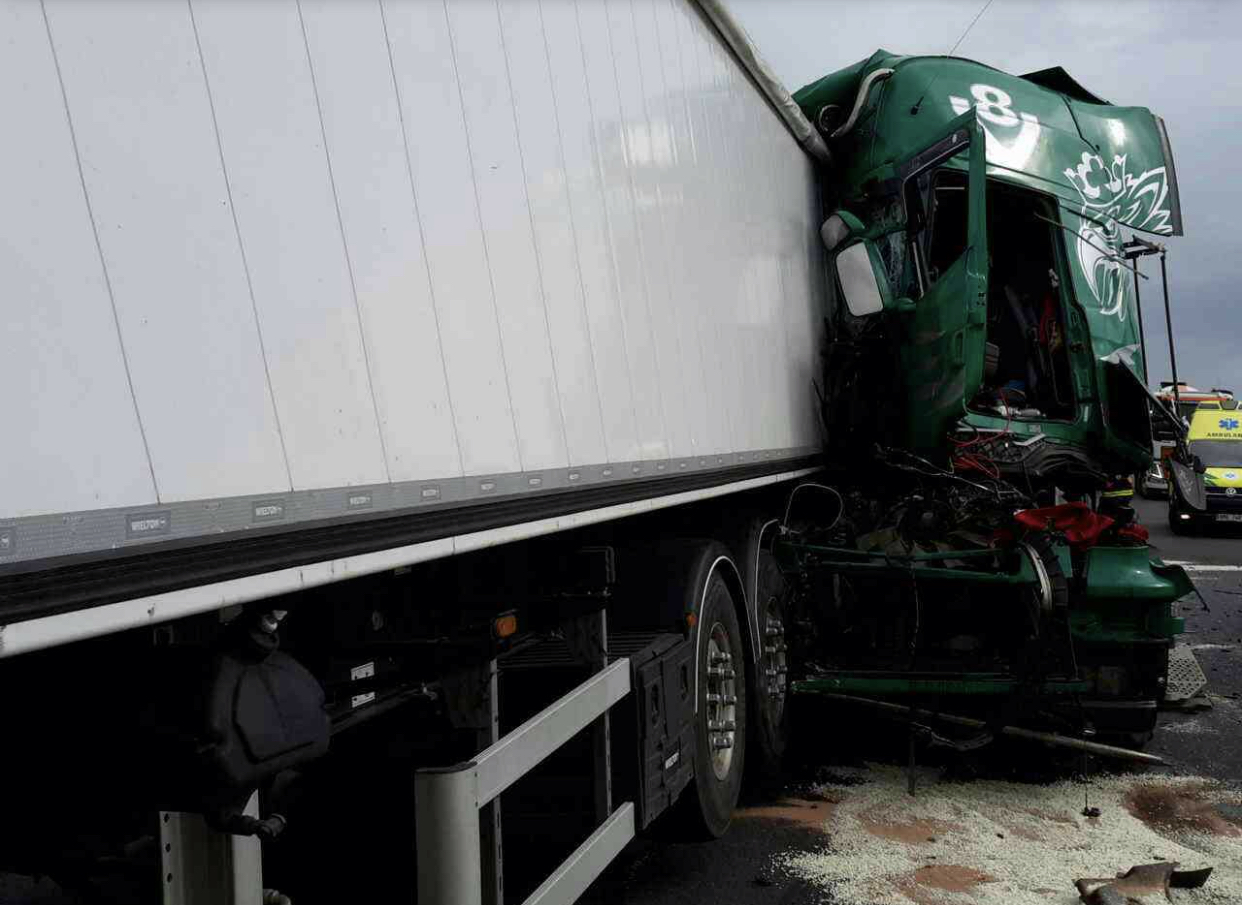 Nehoda nakladnich vozidel a osobniho Olsany u PV