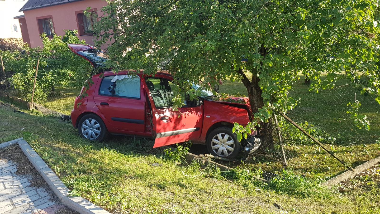 Dopravní nehoda OA, Jarošov nad Nežárkou - 18. 6. 2019 (1).jpg