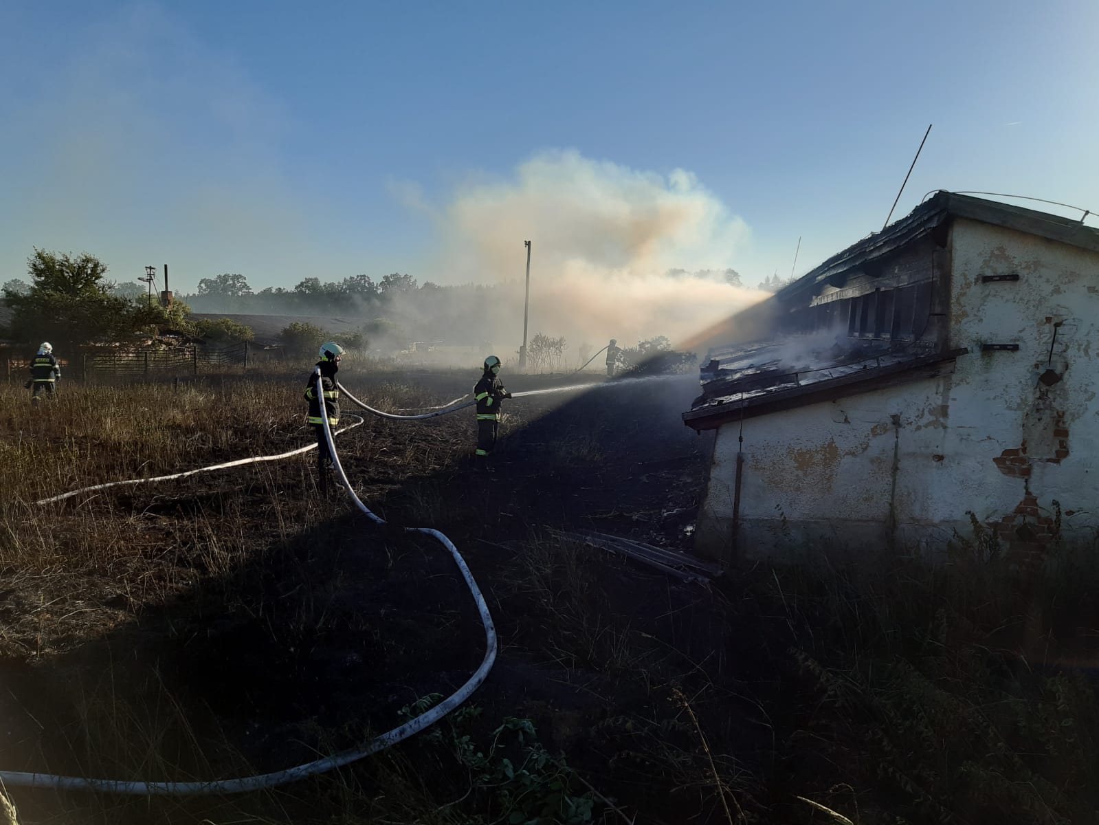 Požár prasečáku, Dobronice u Chýnova - 27. 6. 2019 (3).jpg