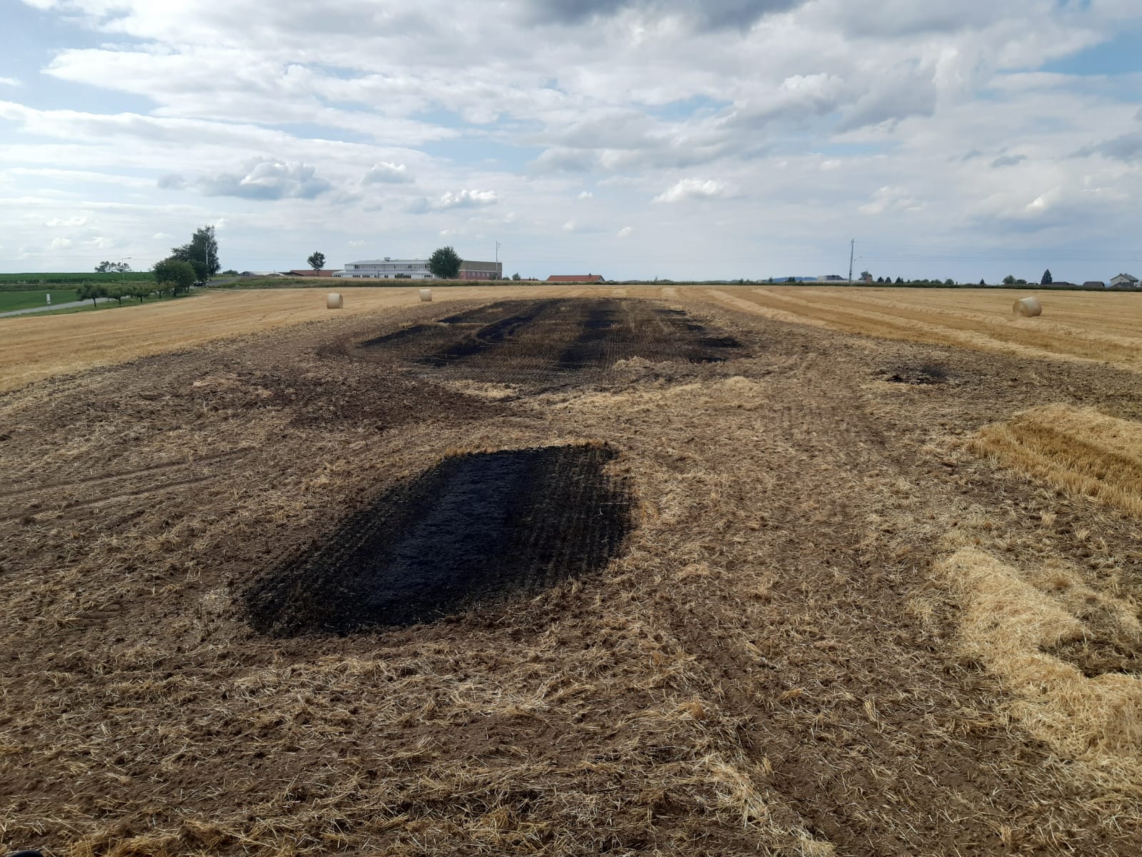 Požár pole a balíků, Libějice - 9. 7. 2019 (2).jpg