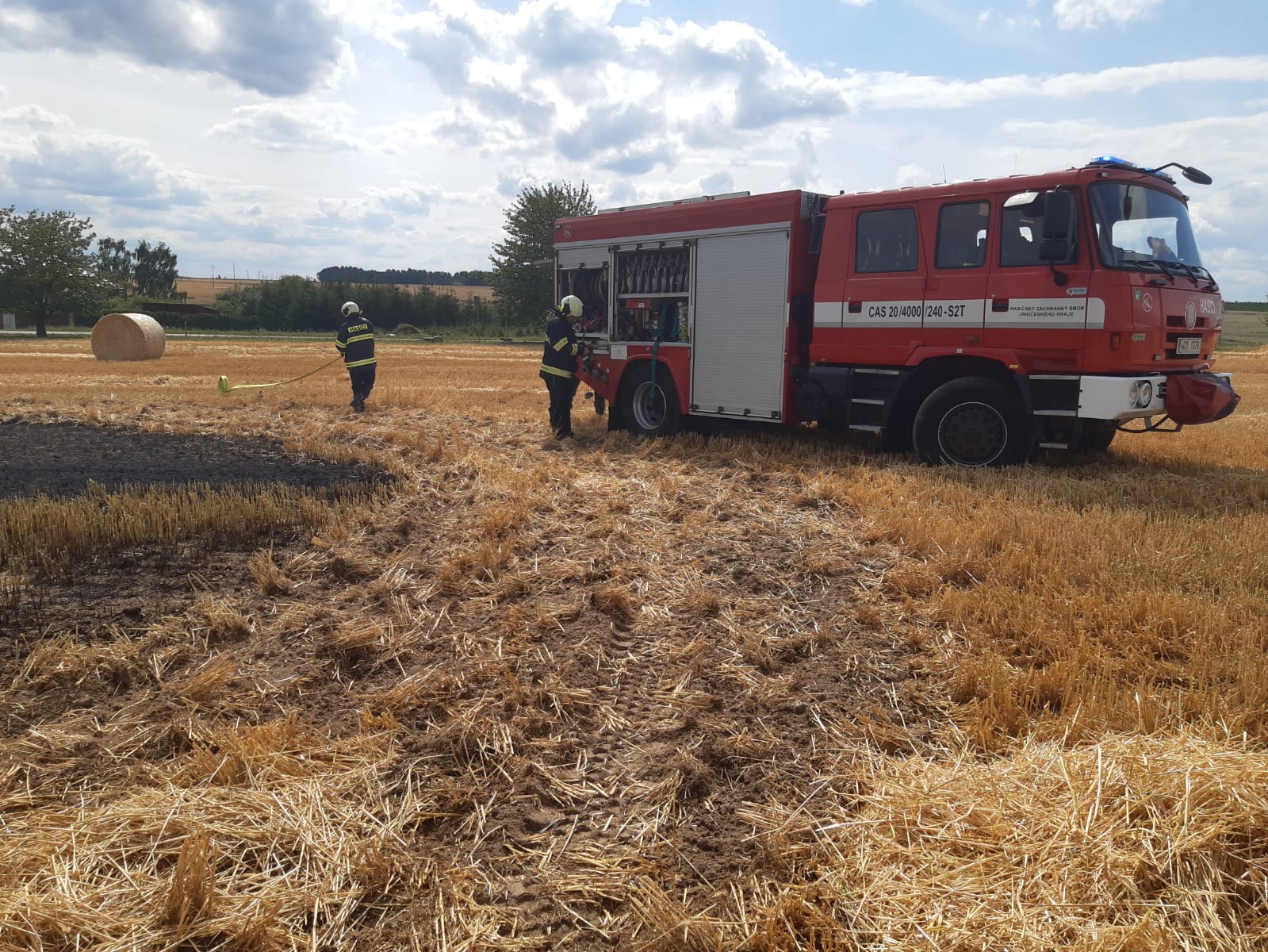 Požár pole a balíků, Libějice - 9. 7. 2019 (6).jpg