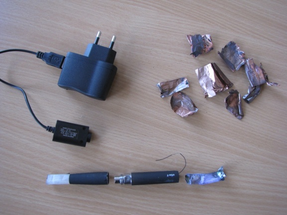 Zbytky nabíjeného lithiového akumulátoru do elektronické cigarety
