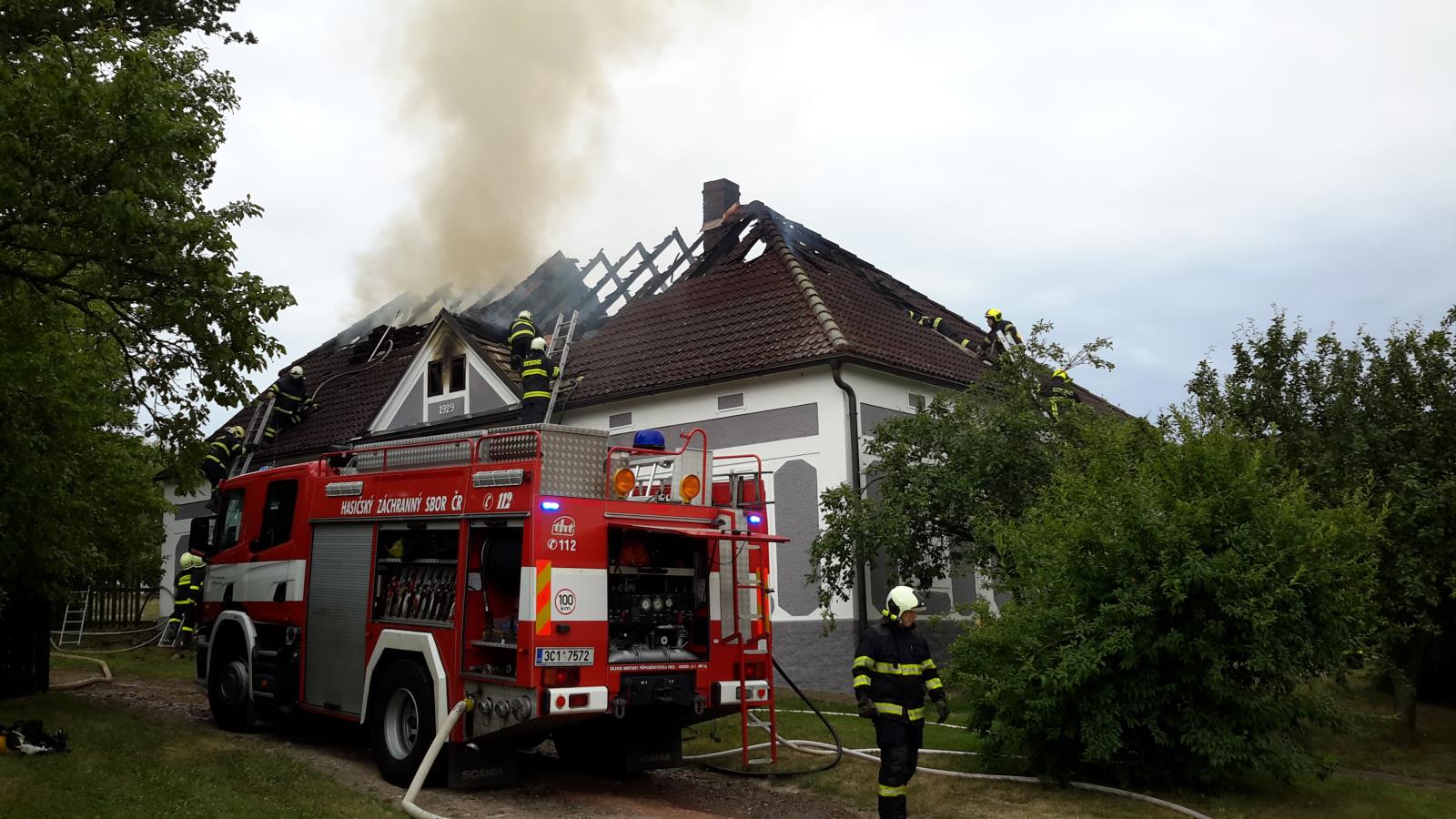 Požár střechy, Tupesy - 11. 7. 2019 (2).jpg