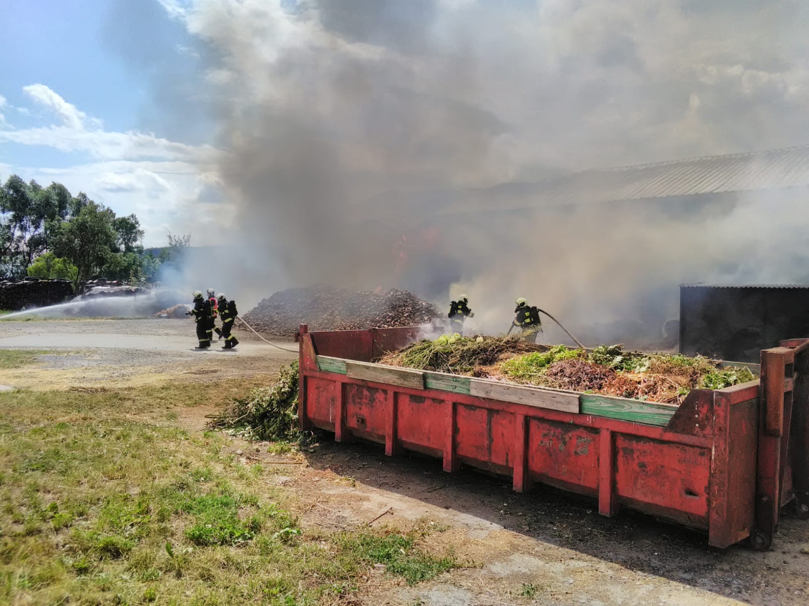 Požár skladu, Střelské Hoštice - 21. 7. 2019 (10).jpg