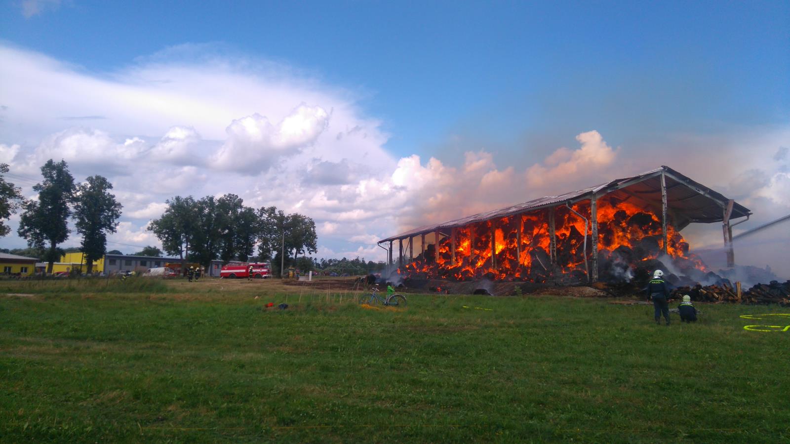 Požár skladu, Střelské Hoštice - 21. 7. 2019 (2).JPG