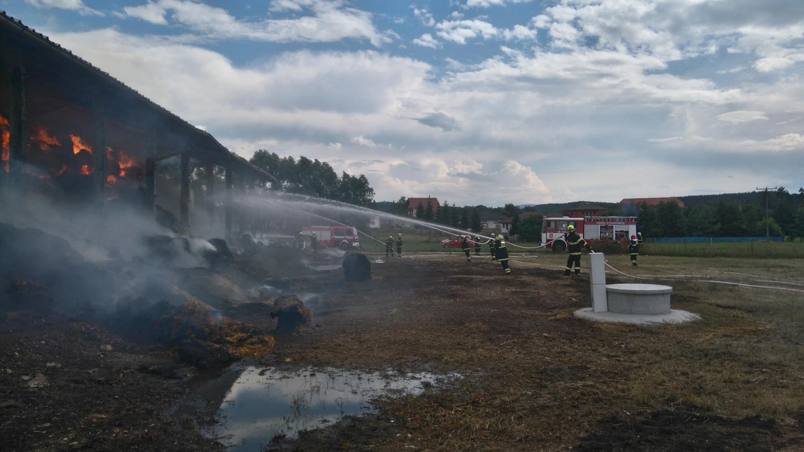Požár skladu, Střelské Hoštice - 21. 7. 2019 (3).JPG