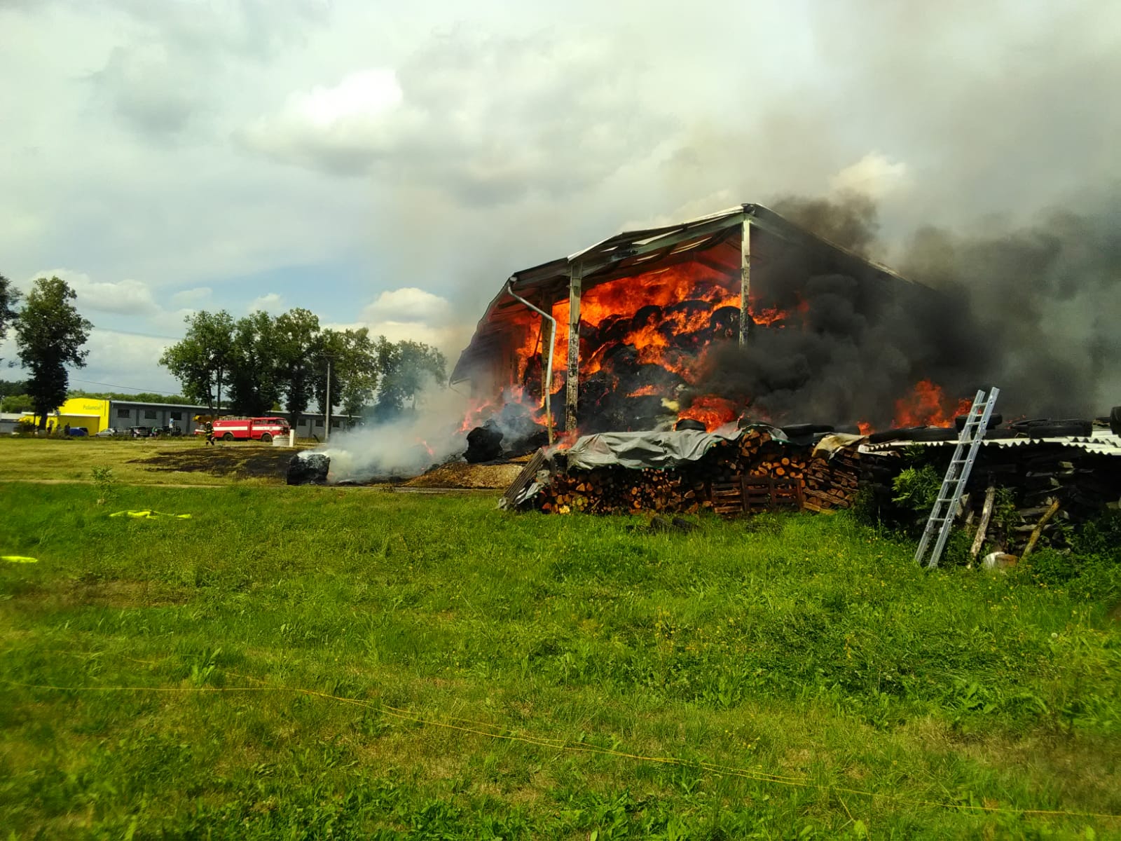 Požár skladu, Střelské Hoštice - 21. 7. 2019 (6).jpg