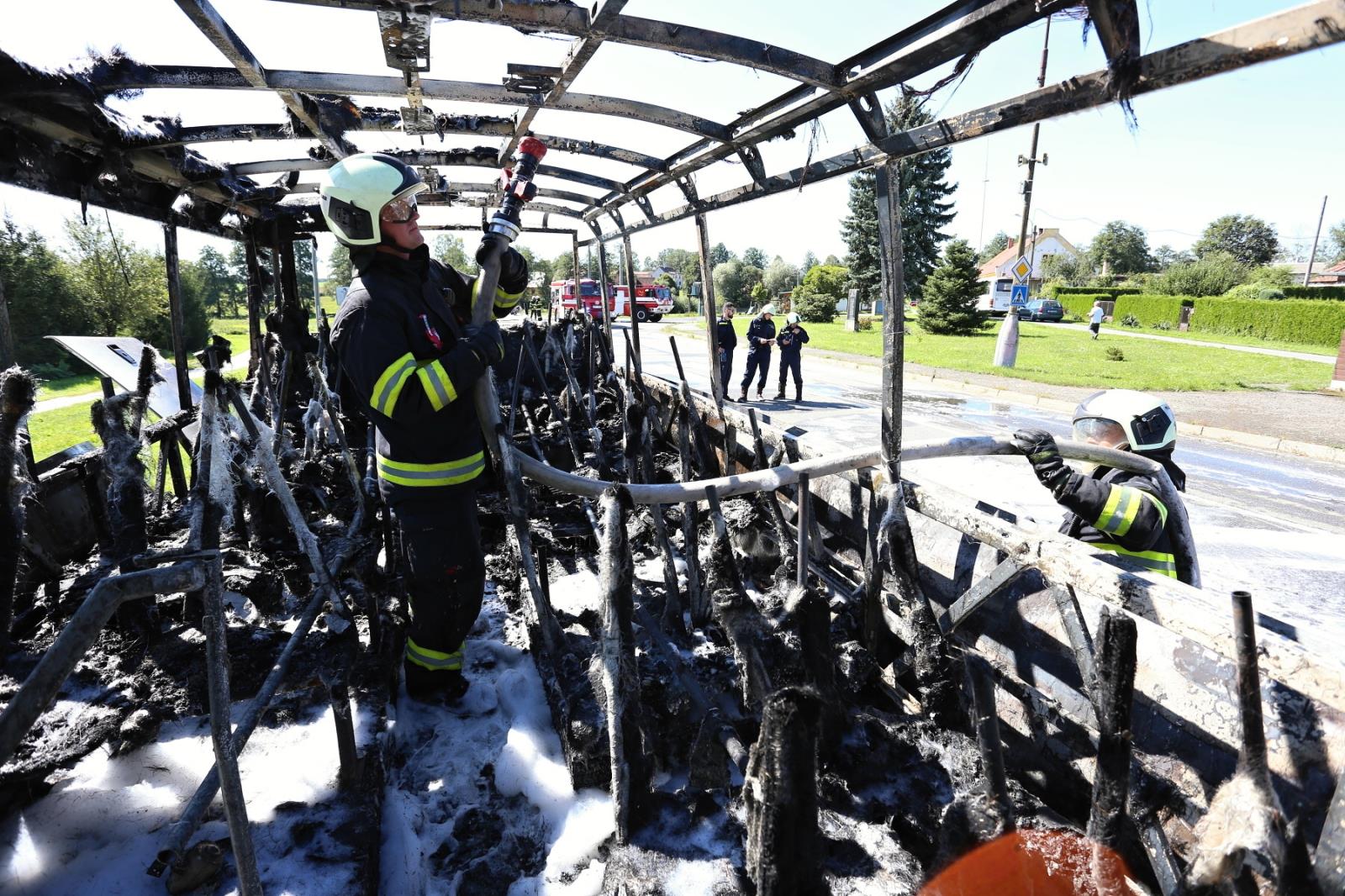 Požár autobusu, Vřesce - 4. 9. 2019 (5).JPG