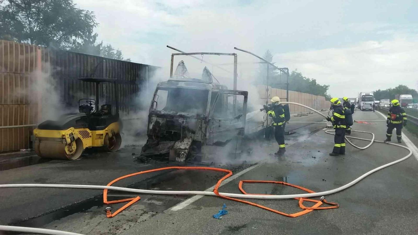 2019-09-16-Požár Nákladního automobilu na D1/PBM_146T-2019_09_16-13d03fb1.jpg