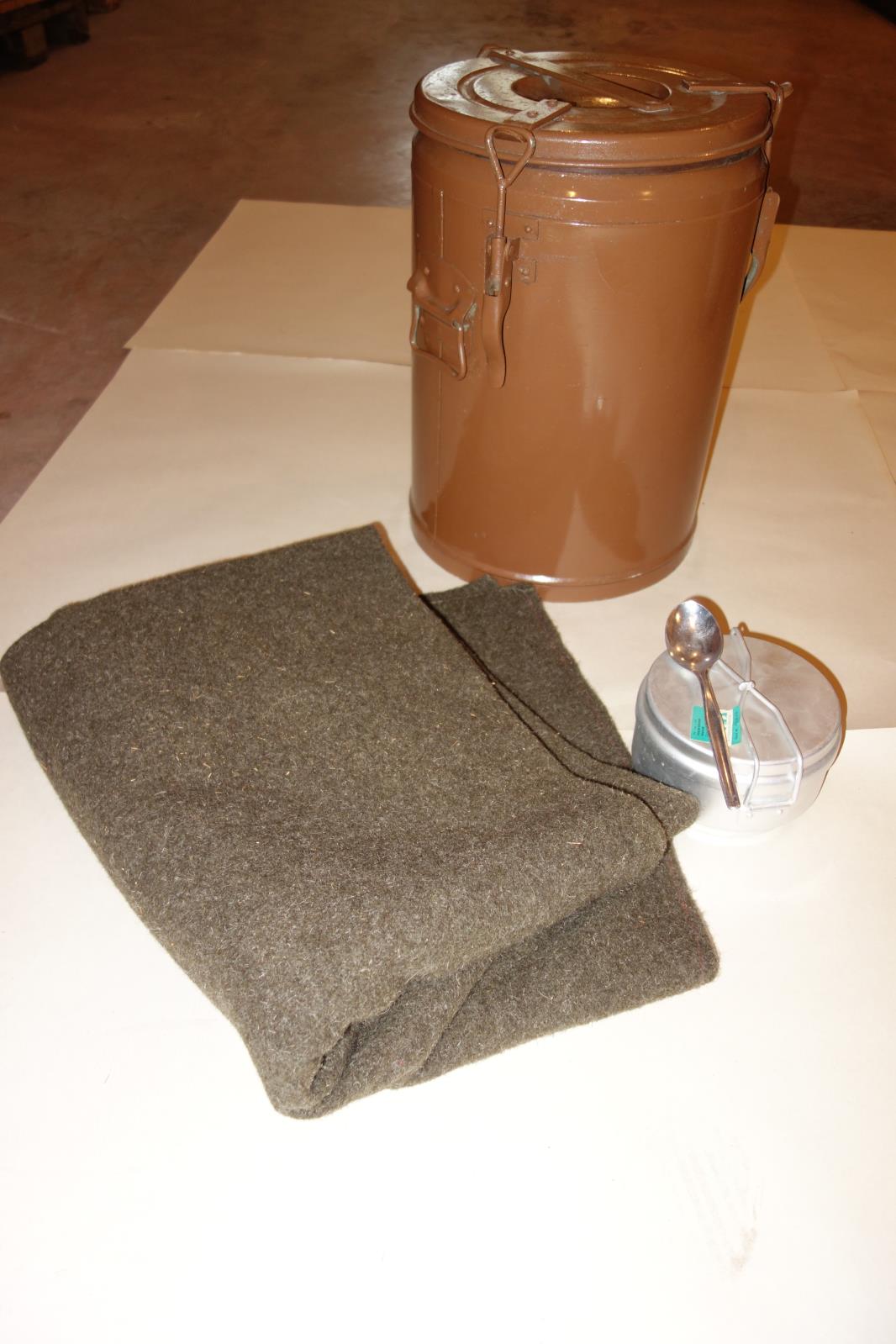 stará várnice, vojenská deka, hliníková lžíce a jídelní misky