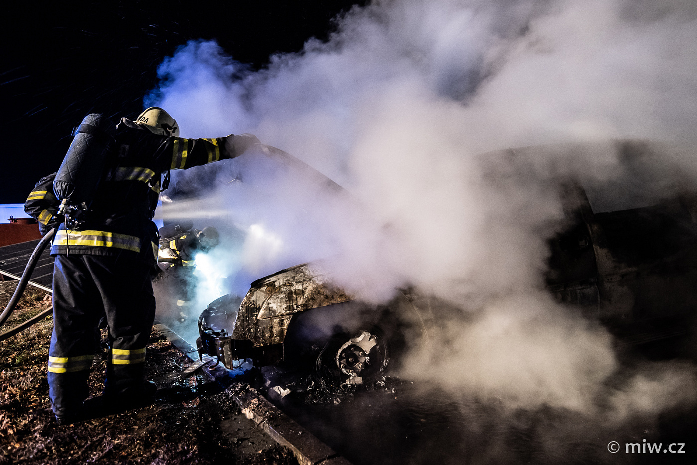 Požár tří aut v Rumburku (1).jpg