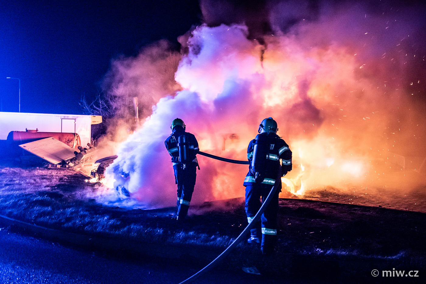 Požár tří aut v Rumburku (2).jpg