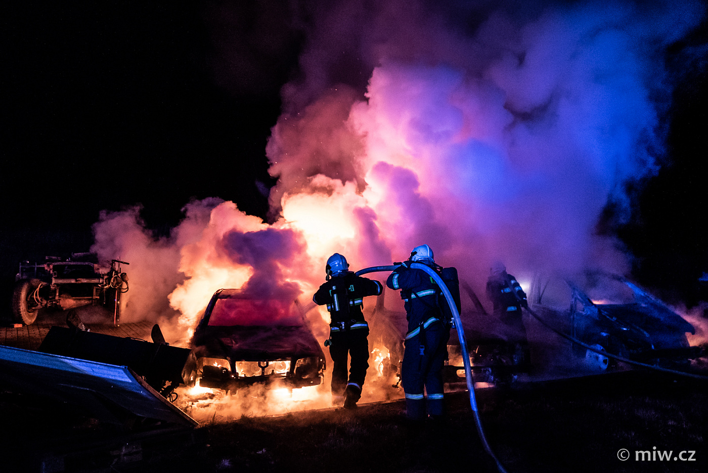 Požár tří aut v Rumburku (3).jpg