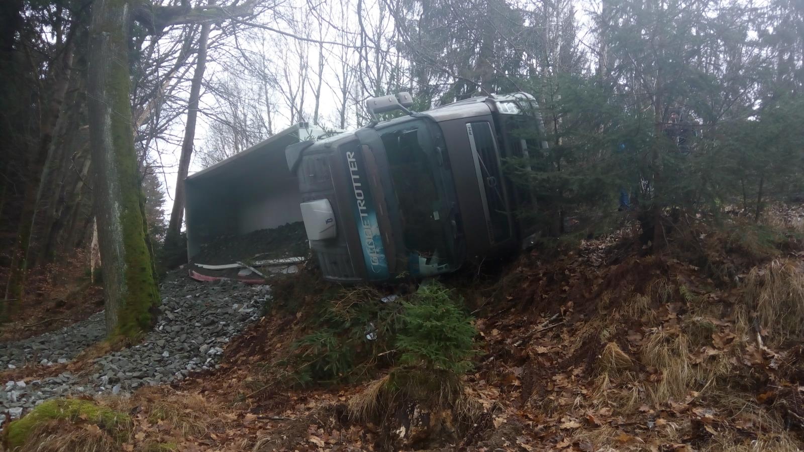 Dopravní nehoda kamiónu, Vyšší Brod - 9. 12. 2019 (1).jpg