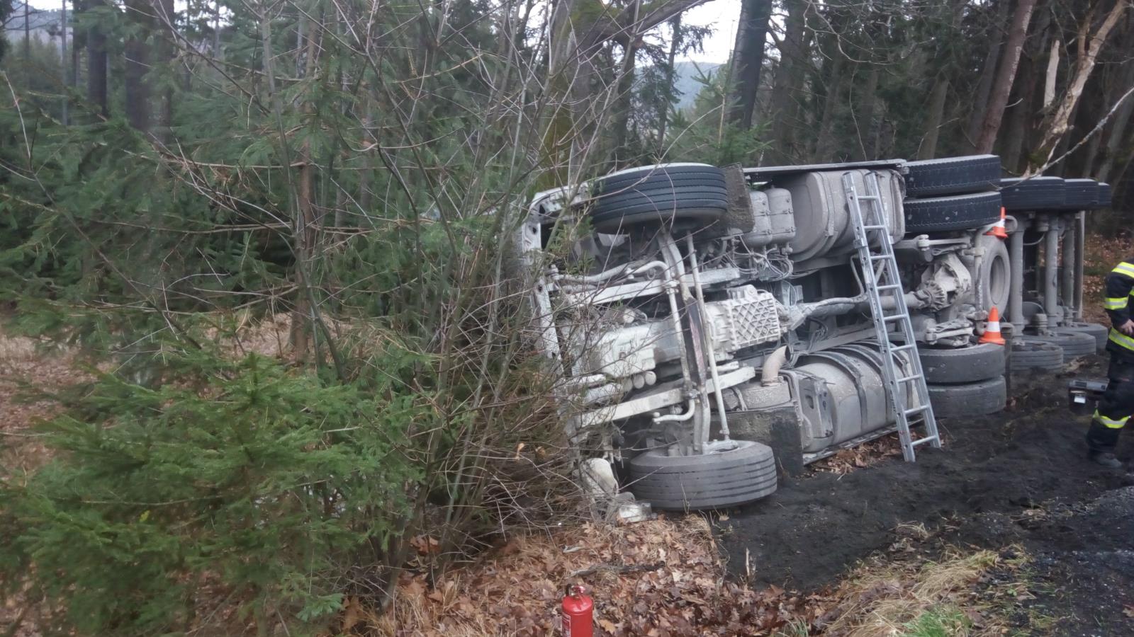 Dopravní nehoda kamiónu, Vyšší Brod - 9. 12. 2019 (3).jpg
