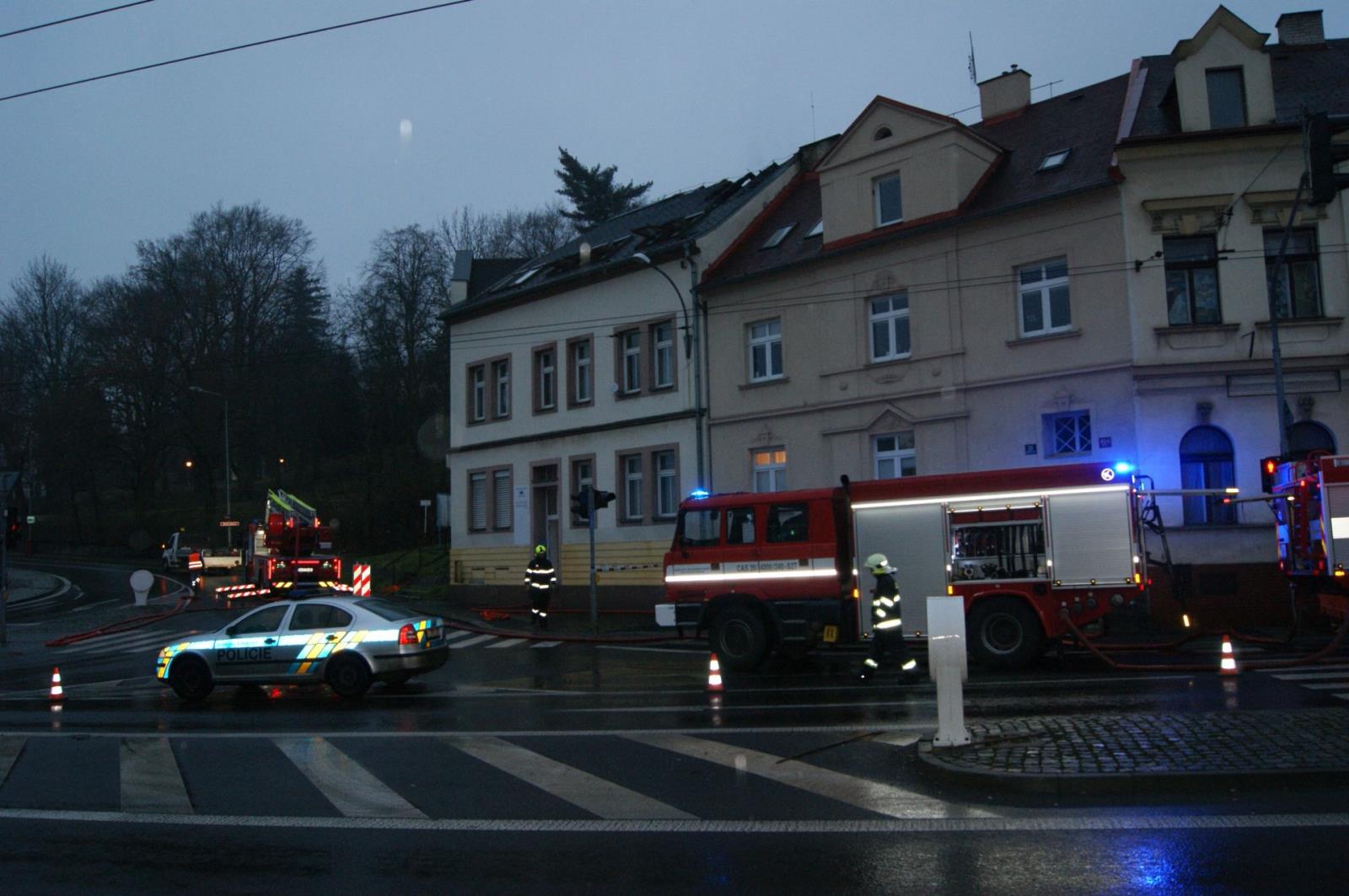 Požár střechy domu Ústí nad Labem (1).JPG