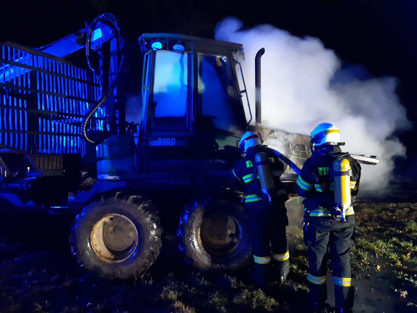 Požár traktoru, Dlouhá Lhota - 11. 2. 2020 (1).jpg