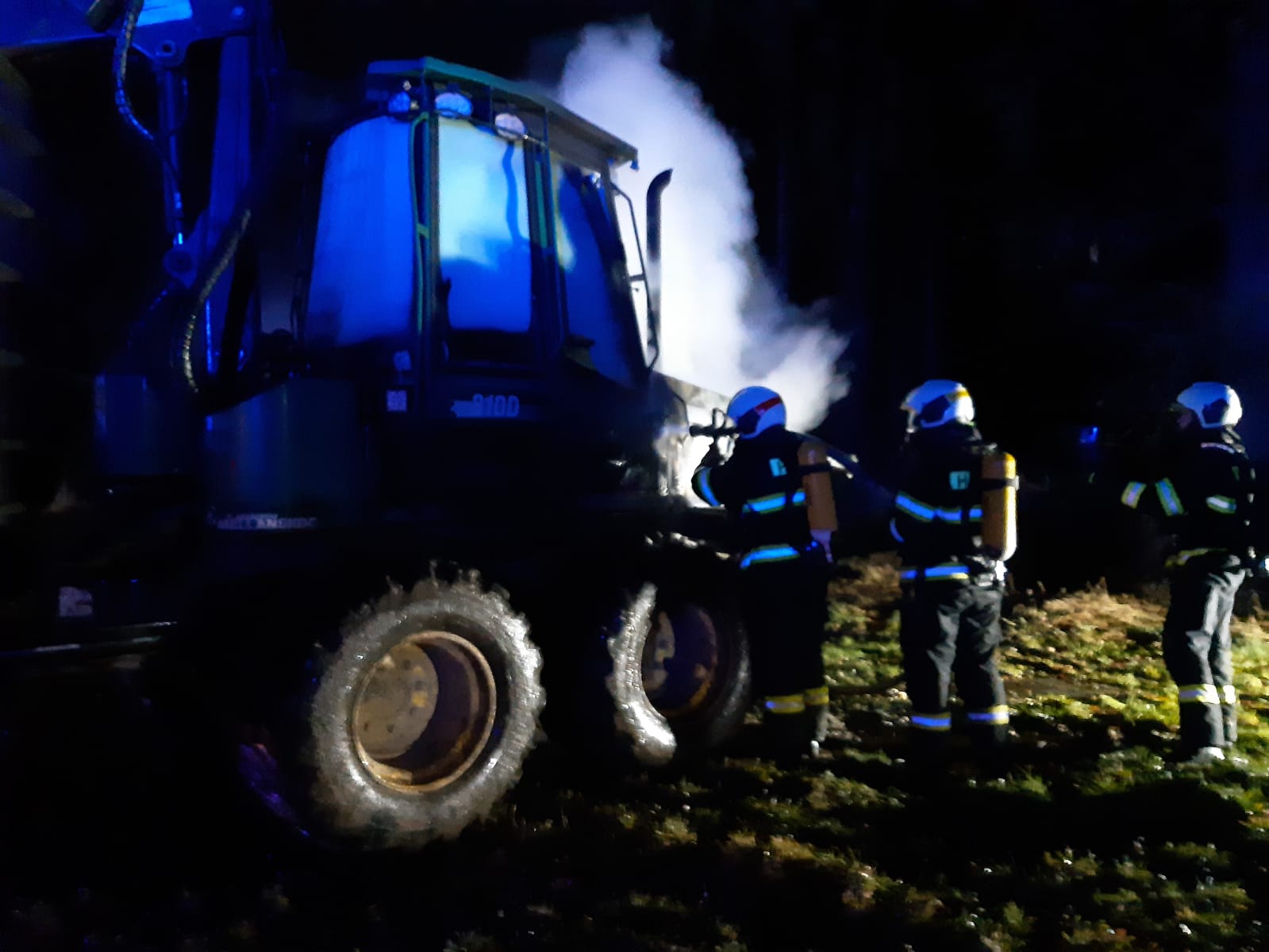 Požár traktoru, Dlouhá Lhota - 11. 2. 2020 (5).jpg
