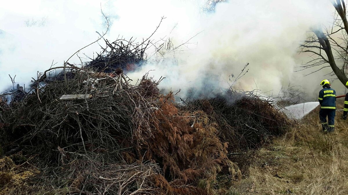 požár bioodpadu Slatiňany 24.2.2020.jpg