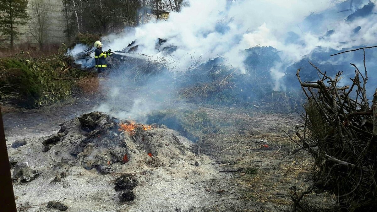 požár bioodpadu3 Slatiňany 24.2.2020.jpg