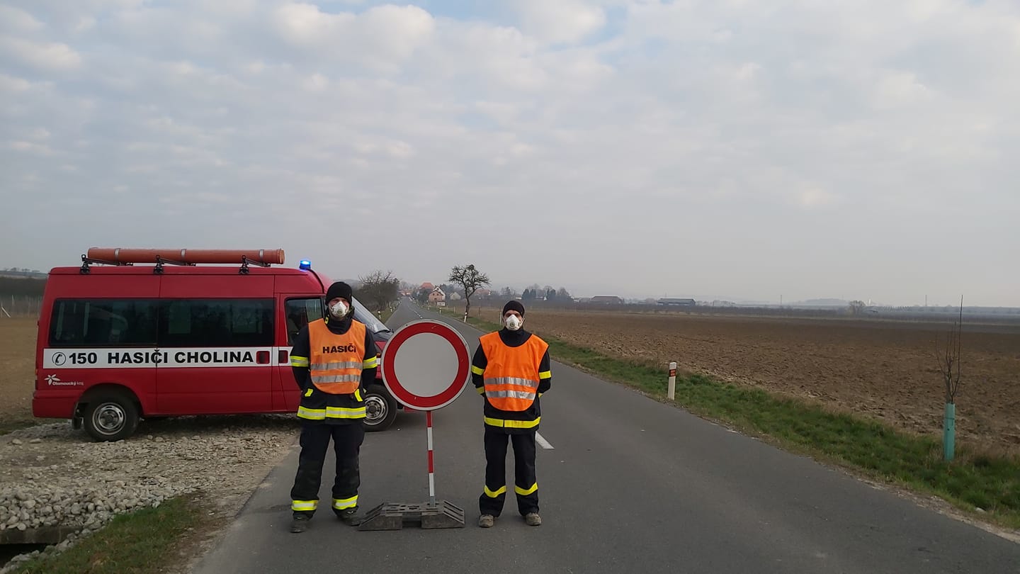 COVID19 uzavrene oblasti - kontrolni stanoviste spoluprace hasicu s PČR