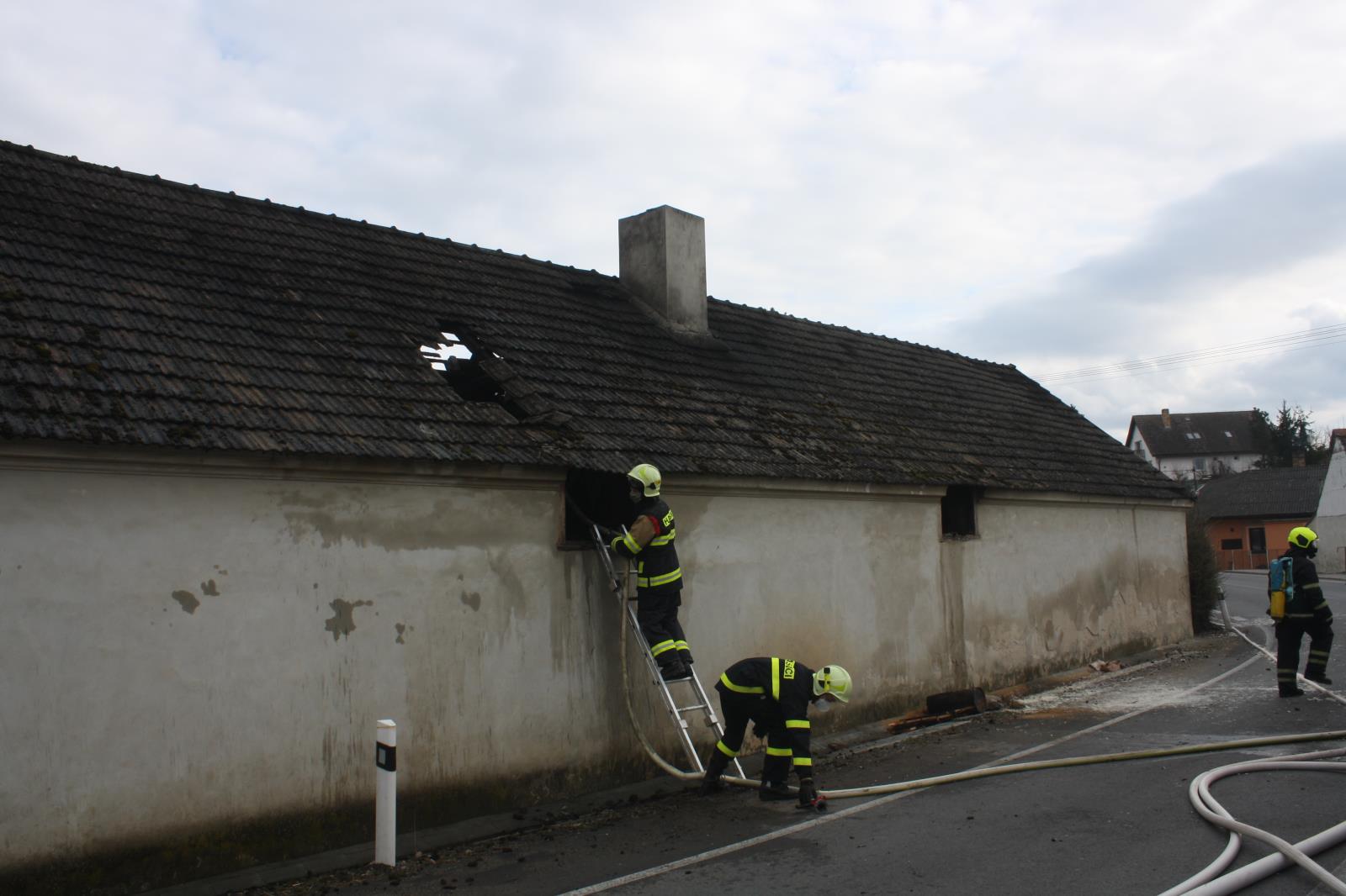 Požár střechy pergoly, Bečice - 29. 3. 2020 (2).JPG