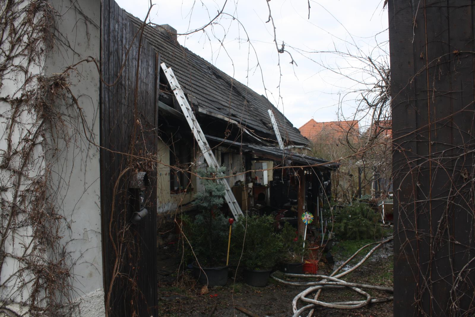 Požár střechy pergoly, Bečice - 29. 3. 2020 (3).JPG
