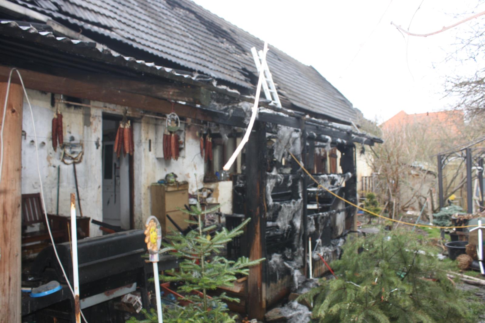 Požár střechy pergoly, Bečice - 29. 3. 2020 (4).JPG