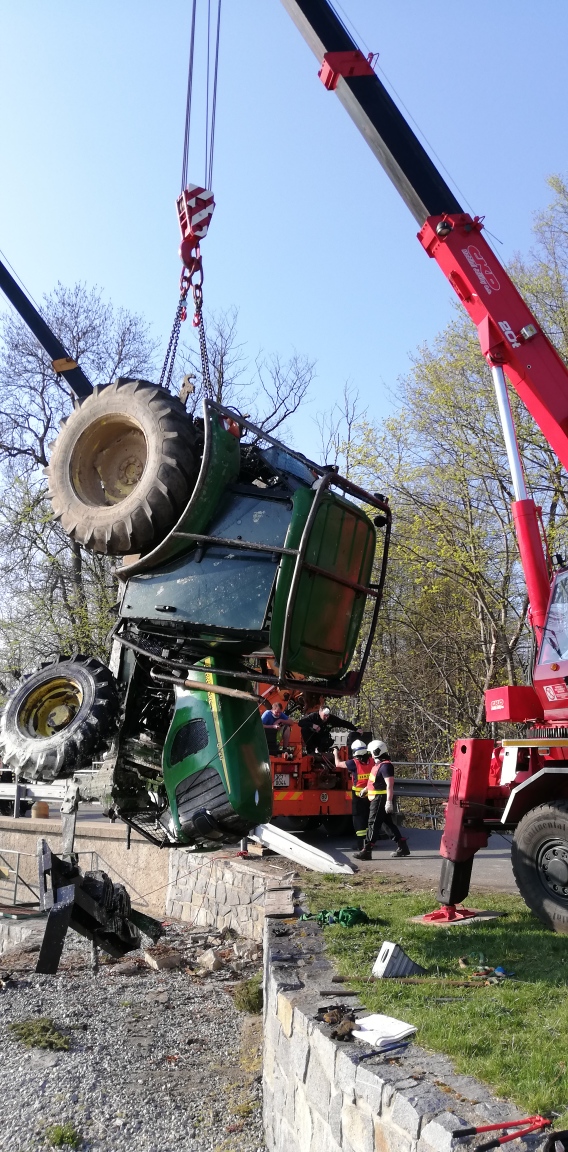 Vyproštění traktoru, Mladá Vožice - 17. 4. 2020.jpg