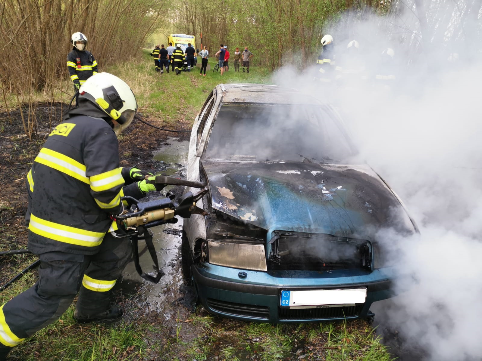 Požár osobního auta, Boršov nad Vltavou - 24. 4. 2020 (3).jpg