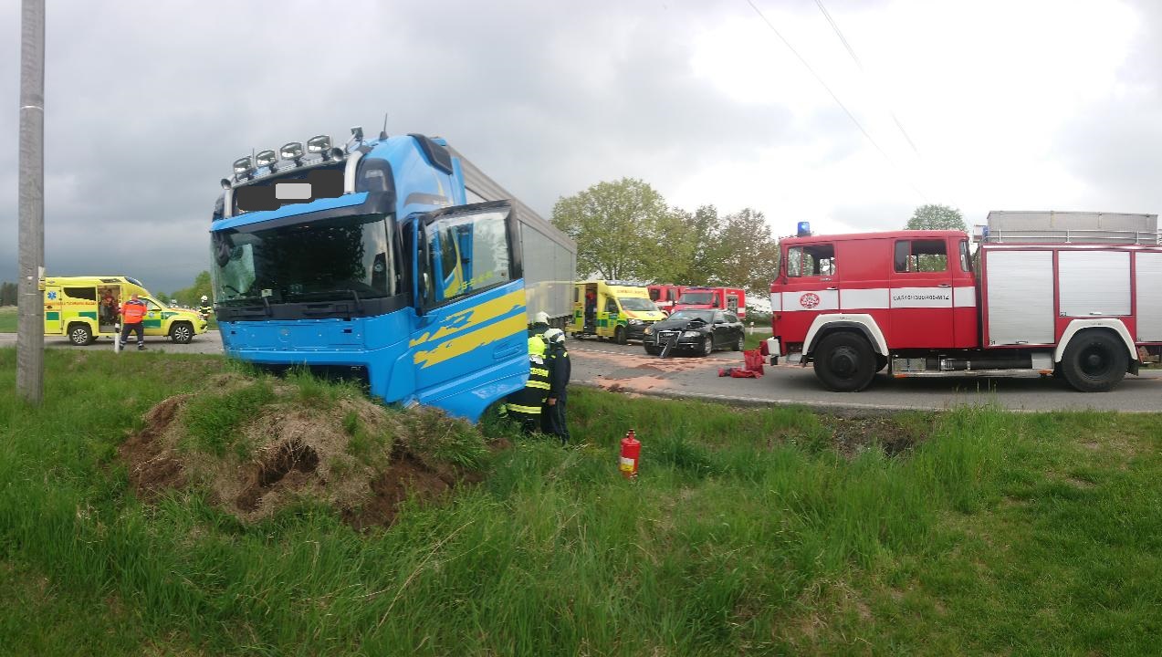 Dopravní nehoda 2 NA a OA, Velešín - 11. 5. 2020 (1).JPG