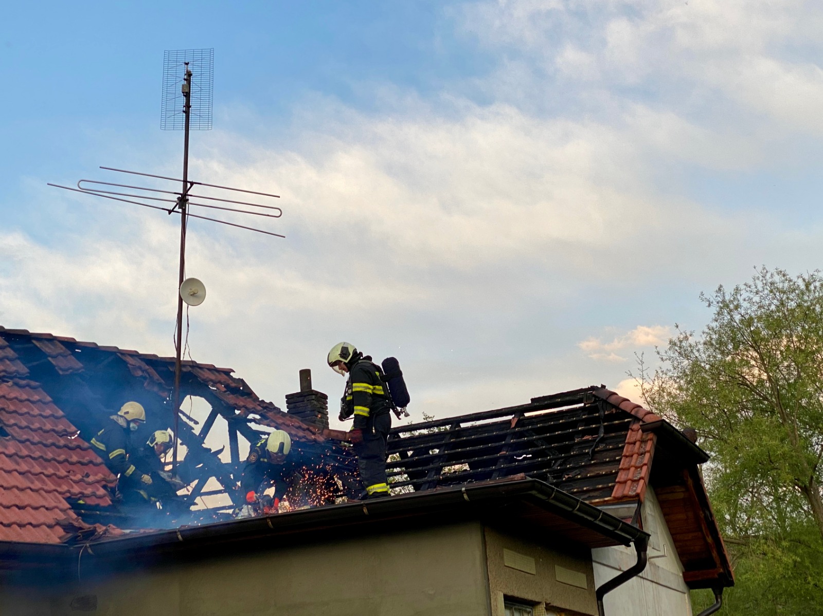 Požár střechy, Římov - 19. 5. 2020 (8).jpg