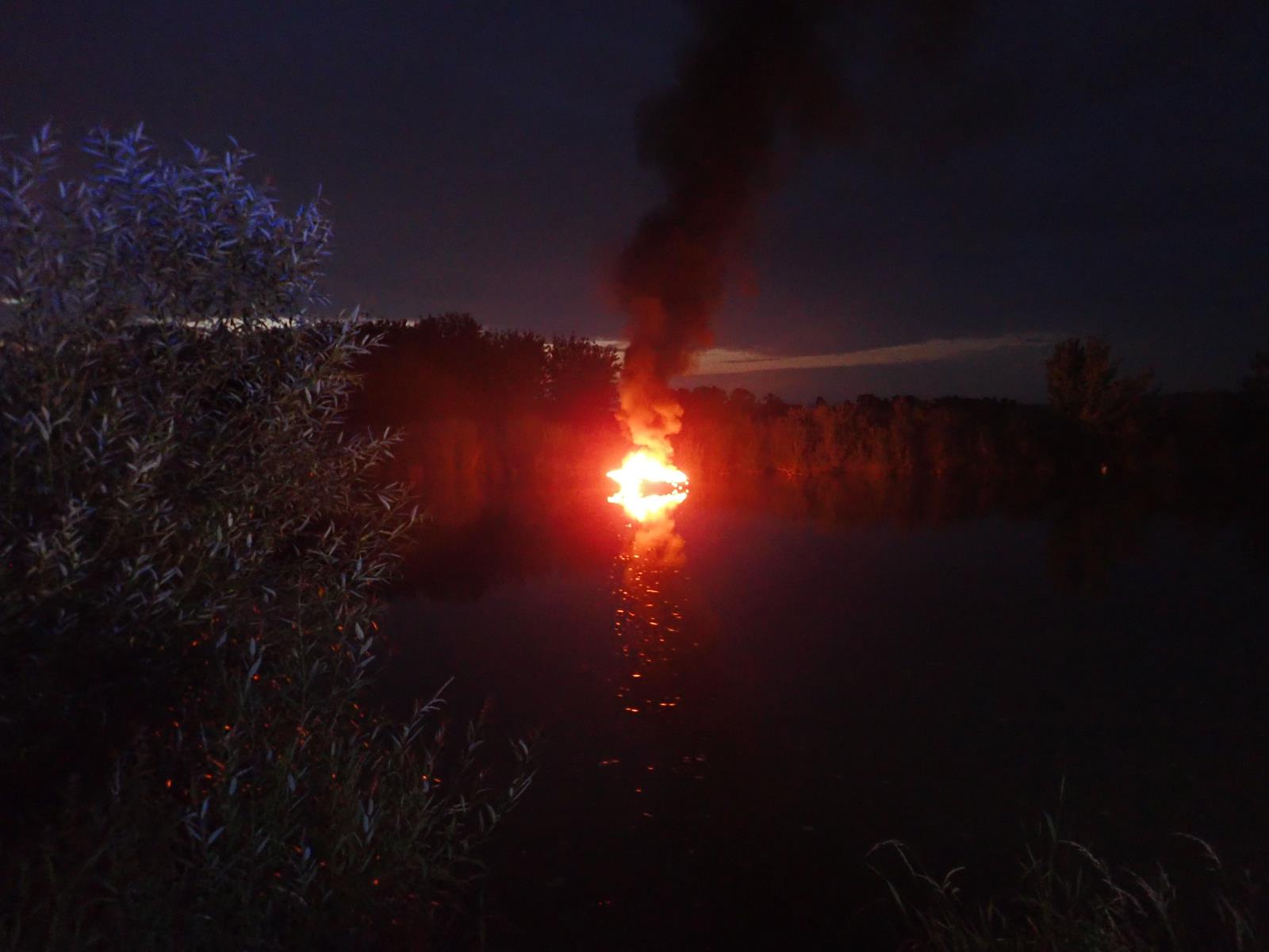 Hořící loď na řece Moravě.jpg