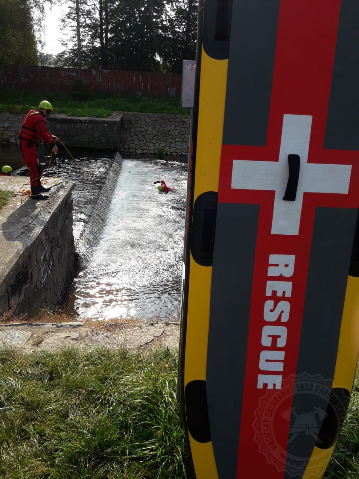 záchrana osob z divoké řeky - cvičení hasičů v Ústí nad Orlicí 6.jpg