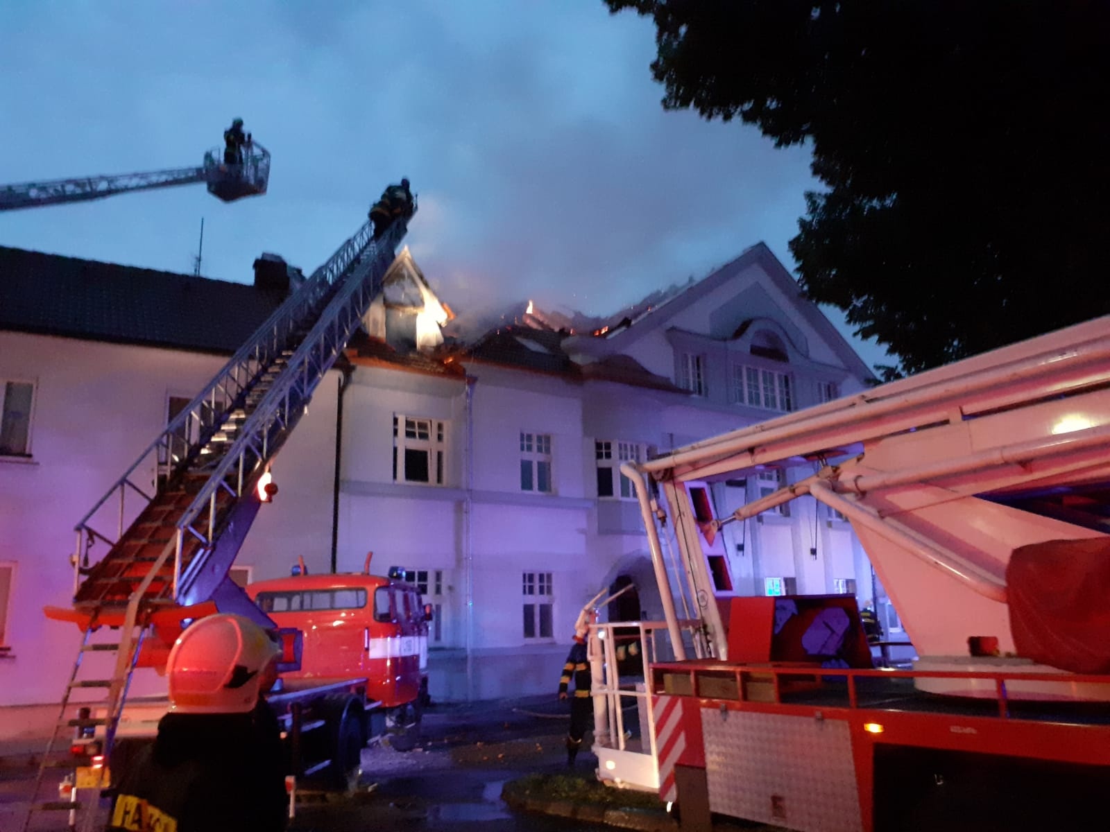 nasazení výškové techniky při zdolávání požáru domu v Lysé nad Labem.jpg