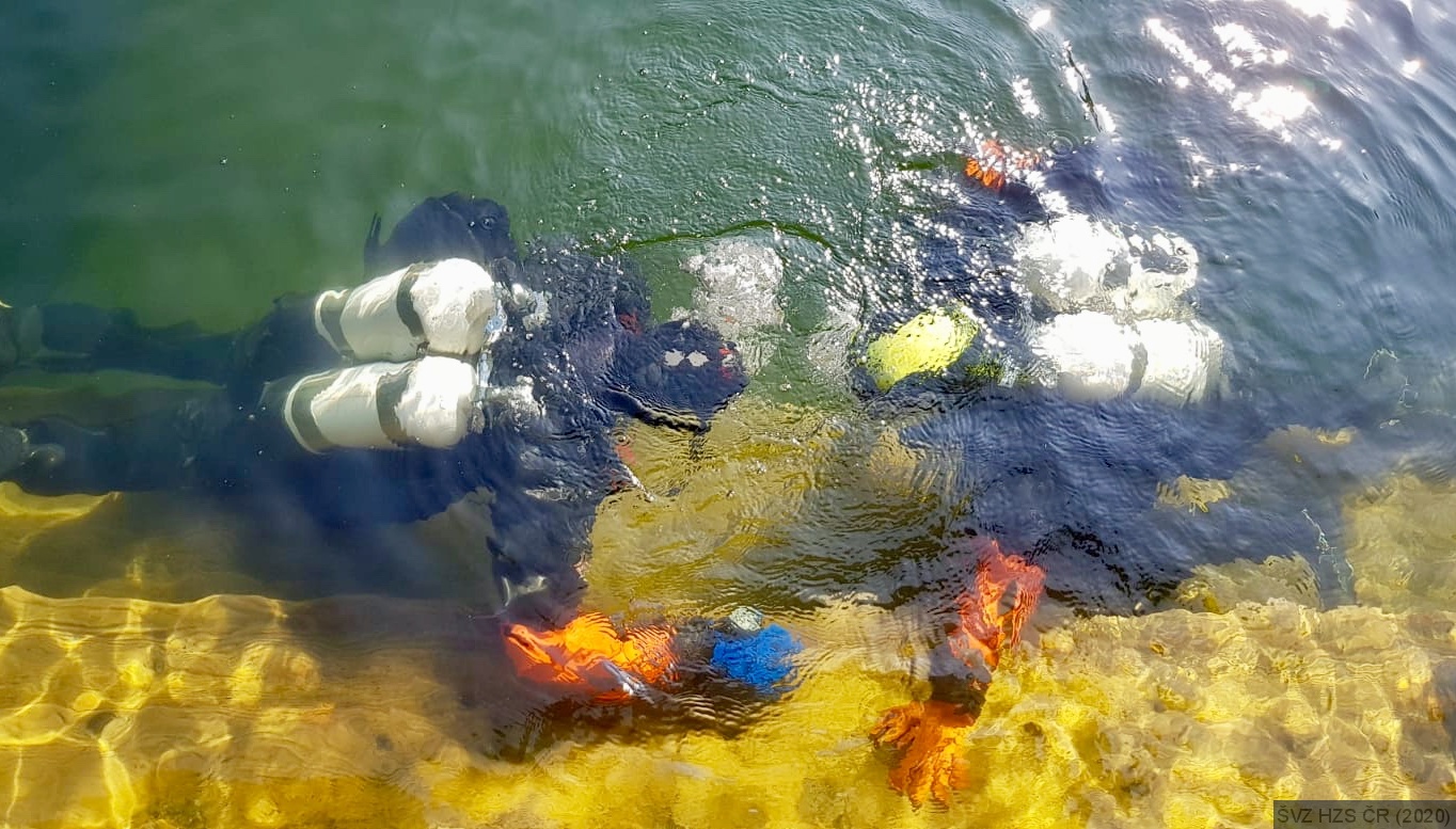 Potápěči HZS ČR pod vodou během specializačního kurzu Potápěč 2. stupně, který se uskutečnil 21. až 25. září 2020, lokalita: zatopený lom Leštinka.jpg