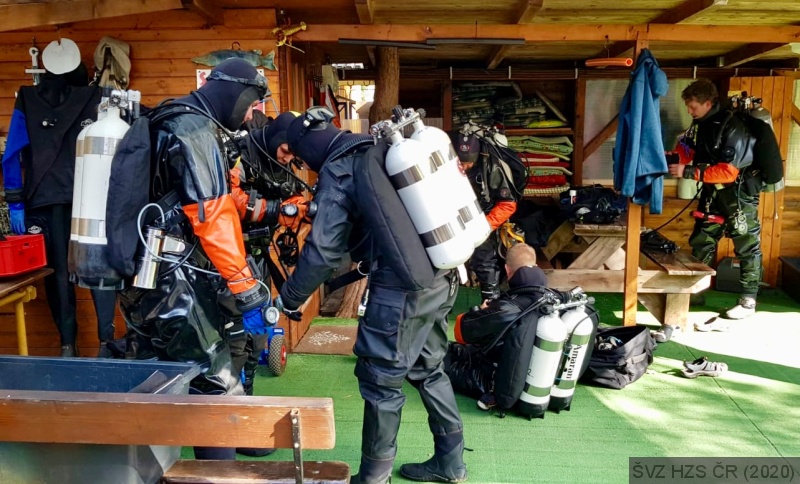 Potápěči HZS ČR kontrolují své výstroje před ponorem, který byl součástí specializačního kurzu Potápěč 2. stupně, probíhajícího ve dnech 21. až 25. září 2020, lokalita: zatopený lom Leštinka.jpg