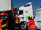 Nehoda D1_hasiči vyprošťují řidiče z kabiny kamionu