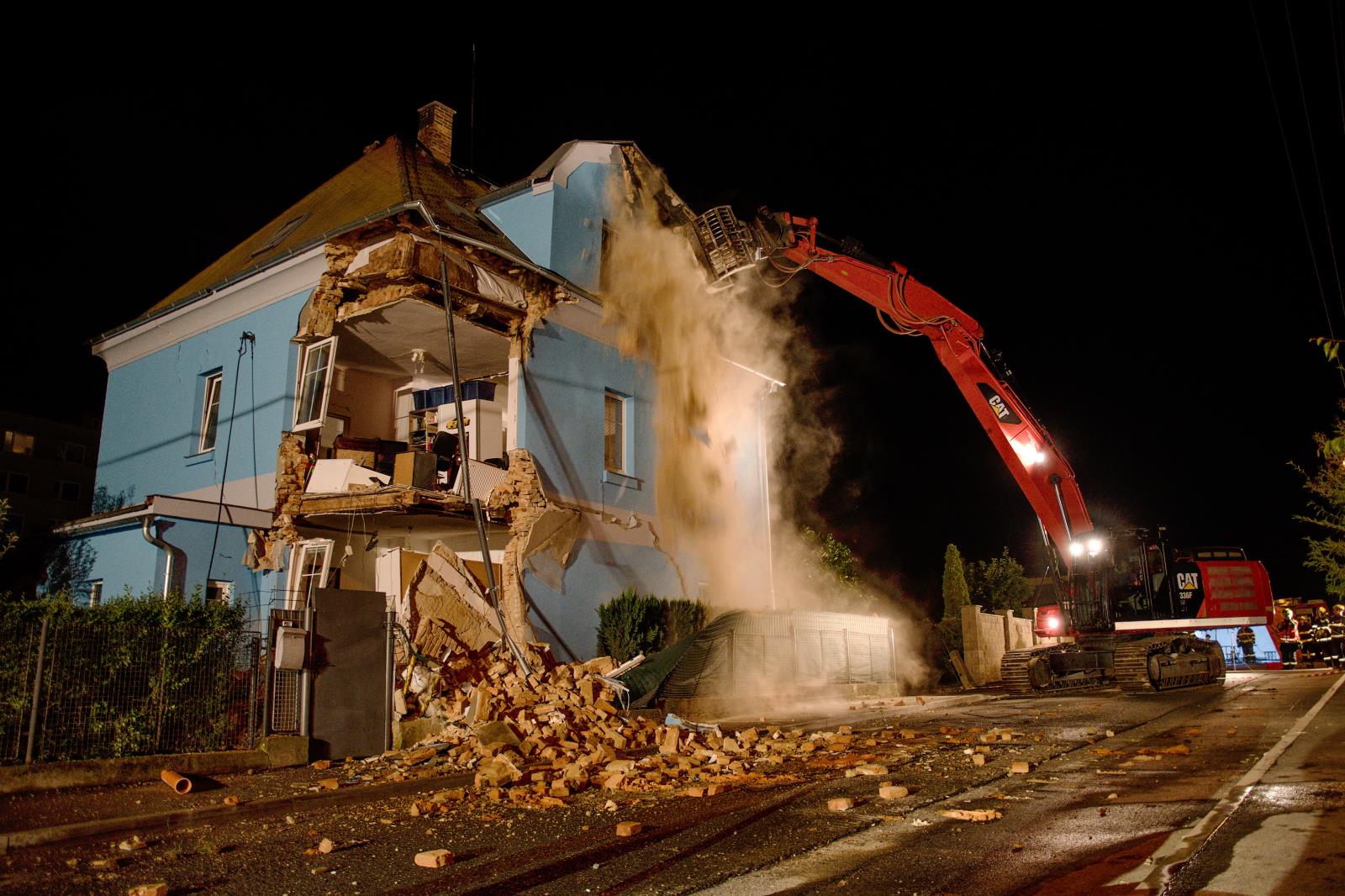 Poškozený dům před demolicí.jpg